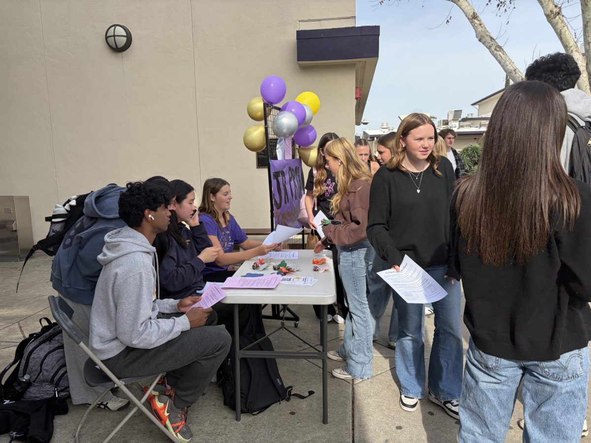 Juniors receive their required prom packets during lunch. 