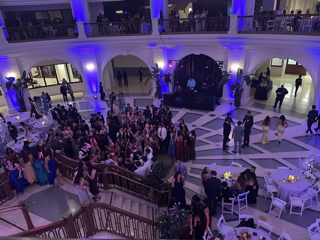 Juniors make their way from dinner to the center of the dance floor.